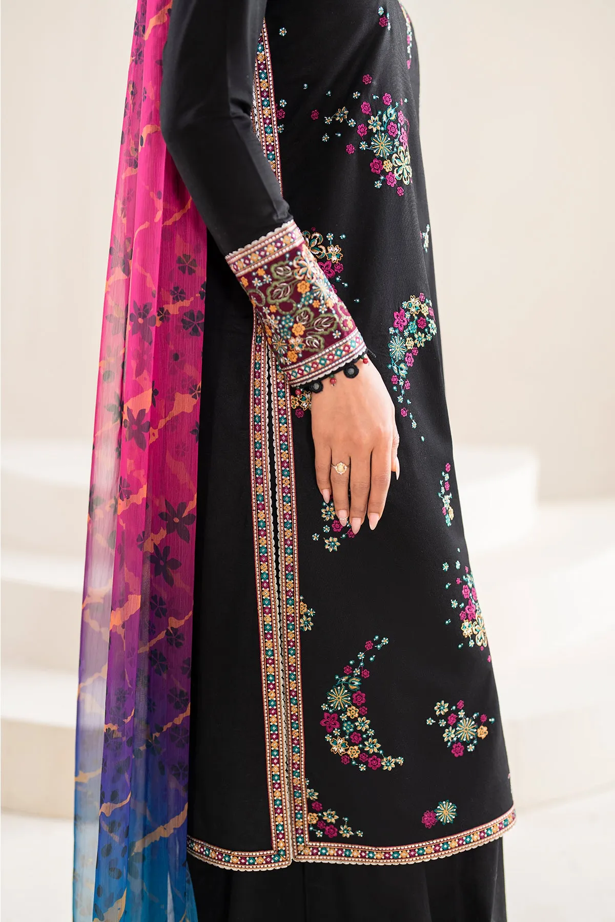 Embroidered Lawn USE-9039